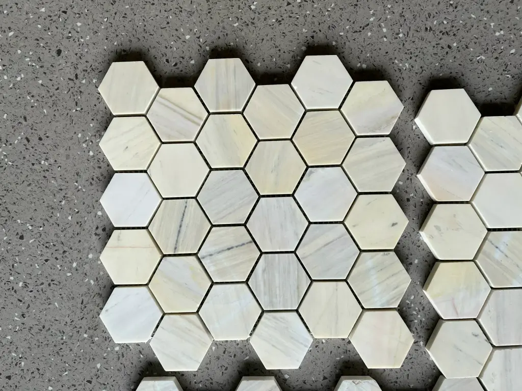 [LUX-L53P002] Mosaic đá tự nhiên lục giác vàng NA mài bóng kt chip 53x53