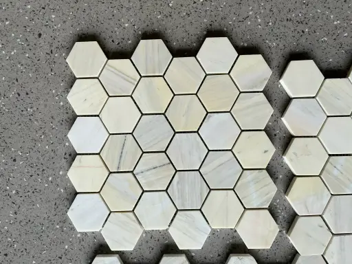 [LUX-L53P002] Mosaic đá tự nhiên lục giác vàng NA mài bóng kt chip 53x53